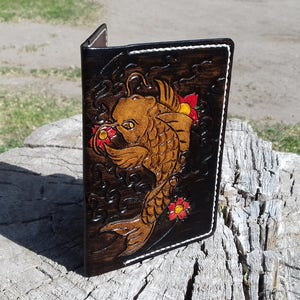 Leder-Reisepass-Cover mit Fisch, Carving-Portemonnaie aus Leder, Koi-Karpfen, Reisedokument, Angeln Geschenke, Carpe Koi, Leder Larp, Pass-Inhaber