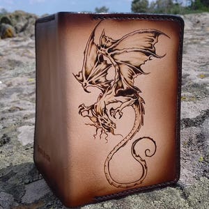 レザーパスポートカバー、ドラゴンレザーホルダー、旅行書類、財布、カードホルダー、パスポートケース、レザードラゴン、レザーカードホルダー