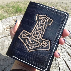 革製パスポートカバー、トールのハンマー、バイキングホルダー、旅行書類、バイキングウォレット、革製カードホルダー、パスポートウォレット、花婿の付添人へのギフト