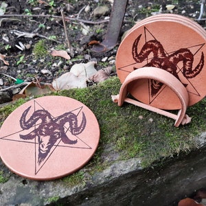 Leder Untersetzer mit Baphomet Pentagramm, Satanisch, Okkult, Goth, Pyrographie handpunziert, Untersetzer mit Halter, Rundes Set