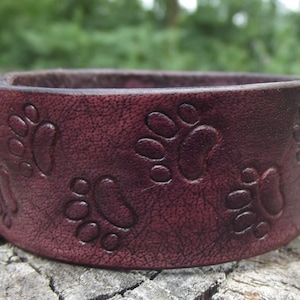 Cat paws cuff Leather Bracelet, leather carving, men bracelet, women bracelet, men cuff, engraving leather, Paw Prints, leather cat cuff