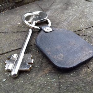 AuPra Skull Keychain With Leather Keyring | Vintage Bronze Halloween Gift For Men & Women