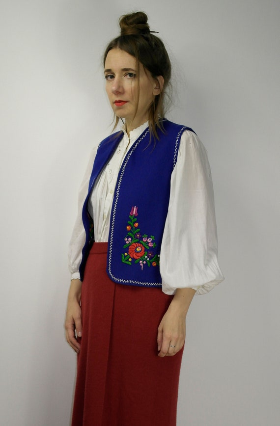 Vintage Hungarian embroidered folk vest / Floral … - image 2