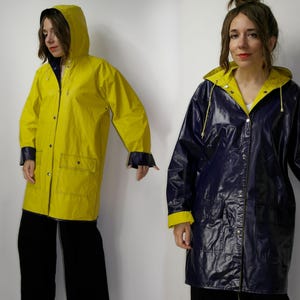 Jaqueta de chuva vintage azul amarela de PVC / Jaqueta de vinil reversível com capuz / Capa de chuva de cor brilhante / Jaqueta impermeável