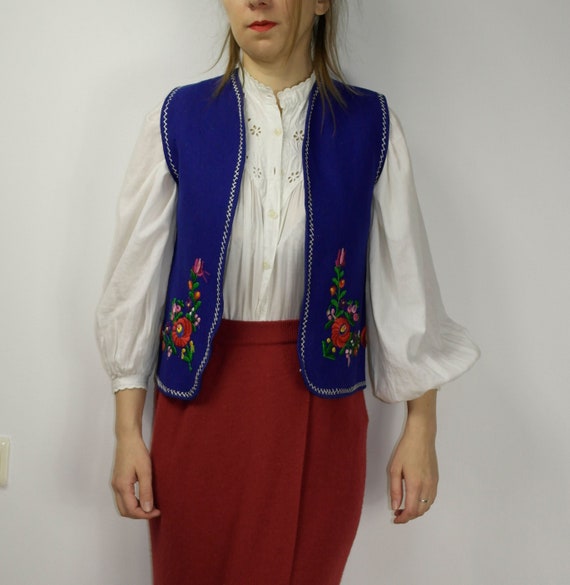 Vintage Hungarian embroidered folk vest / Floral … - image 3