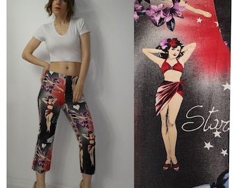 Pantaloni con stampa pin-up vintage – Pantaloni capri cropped anni '90 – Stile rockabilly retrò – Grafica audace – Estetica Y2K