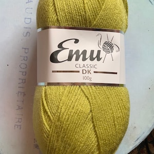 Könnte beinhalten: Eine Knäuel Emu Classic DK Garn in leuchtend grüner Farbe. Das Etikett lautet "Emu Classic DK 100g".