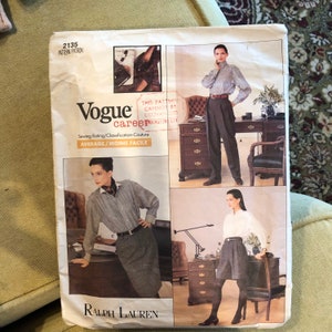 Pode incluir: Padrão de costura Vogue Career número 2135, com três designs de roupas diferentes para mulheres. O padrão é classificado como "médio" em dificuldade. Os designs incluem uma blusa branca com uma saia preta, uma blusa listrada com uma saia preta e uma blusa branca com calças pretas.