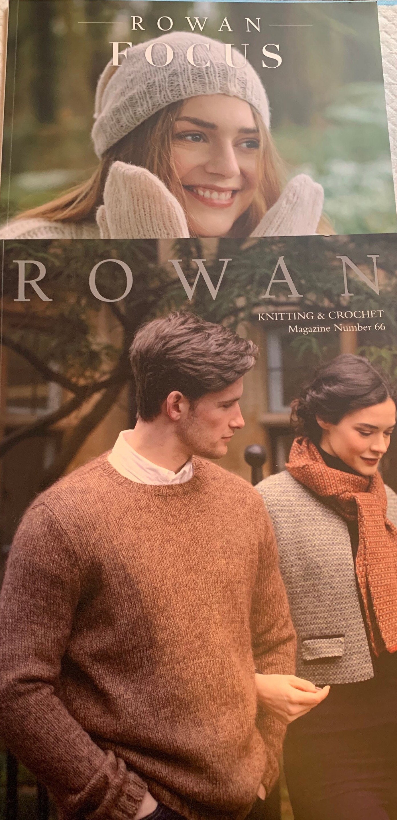 長年にわたるさまざまなローワン編み物やかぎ針編みのパターンの本