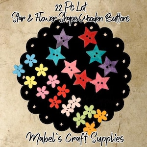 Puede incluir: Un conjunto de 22 botones de madera con forma de estrella y flor. Los botones son de varios colores, incluyendo rojo, azul, verde, amarillo y rosa. Los botones están dispuestos sobre un fondo negro con un borde festoneado. El texto "22 Pc Lot Star & Flower Shape Wooden Buttons" está en la parte superior de la imagen. El texto "Mabel's Craft Supplies" está en la parte inferior de la imagen.
