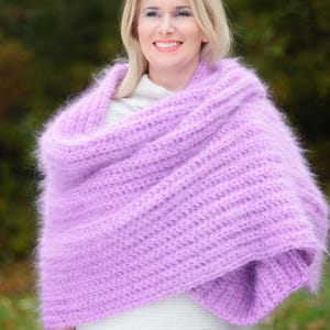 Peut inclure: Un ch&acirc;le en tricot doux de couleur lavande avec une texture duveteuse. Le ch&acirc;le est drap&eacute; sur les &eacute;paules d'une personne et port&eacute; sur une chemise blanche.