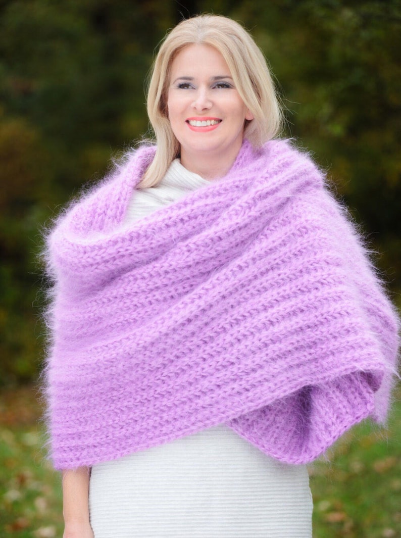 Peut inclure: Un ch&acirc;le en tricot doux de couleur lavande avec une texture duveteuse. Le ch&acirc;le est drap&eacute; sur les &eacute;paules d'une personne et port&eacute; sur une chemise blanche.