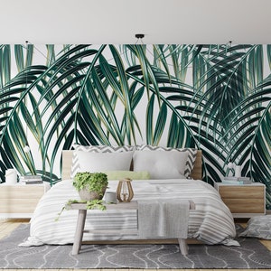 Carta da parati tropicale con foglie verde scuro. Un design d'interni rustico da installare in caffè, camere da letto, soggiorni e negozi. Stacca e attacca senza colla.