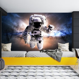 Carta da parati rimovibile con astronauta nello spazio, grande e realistica: aggiungi un viaggiatore spaziale americano alla tua casa! Stacca e attacca senza colla.