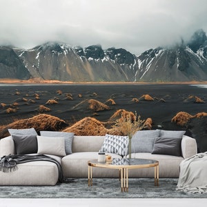 Carta da parati non incollata Stick&Peel Stokksnes Cape e Vestrahorn Mountain: stupirà sicuramente chiunque apprezzi la bellezza naturale.