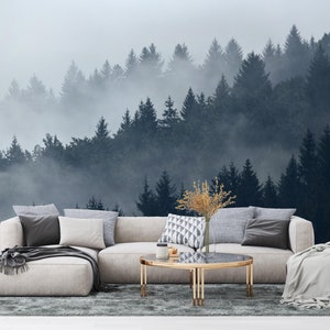 Carta da parati rimovibile con alberi nella nebbia mattutina su montagne: decora la tua casa con scenari sorprendenti in un attimo. Stacca e attacca senza incollare.