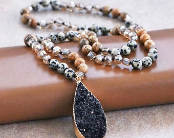 Joyería bohemia con piedras naturales, collar de cuentas anudadas, joyería bohemia con múltiples gemas, estilo bohemio chic, colgante con drusa, collar de energía de cristal.