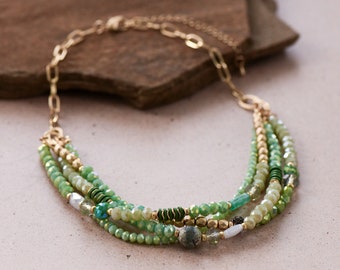 Kristall Statement Halskette, Multi Strand Halskette, Grüne Perlen Halskette, Layered Perlen Halskette, Boho Layered Halskette, Bib Halsketten