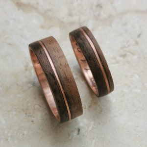 Anelli partner unici, anelli dell'amicizia, fedi nuziali, anelli in legno curvato Close Together in rame e legno di noce immagine 1