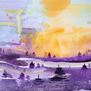 Op de afbeelding: Aquarel schilderij van een landschap met paarse bomen en heuvels onder een gele en oranje lucht. Het kunstwerk heeft een dromerige, etherische kwaliteit, met zachte kleurwashes en een gevoel van diepte. De handtekening van de kunstenaar staat rechtsonder.