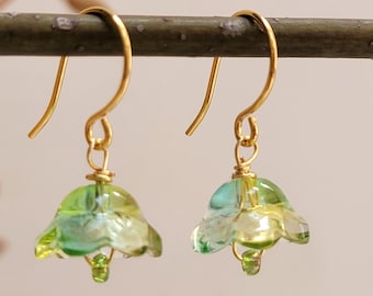 Pendientes de campanilla verde / Pendientes colgantes / Joyería cottagecore / Pendientes minimalistas / Regalo para ella / Pendientes delicados / Pendientes de flores