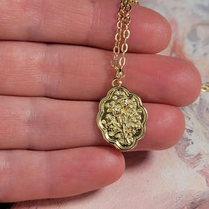 Gold Flower Pendant Necklace | 18k Gold Jewelry | Dainty Flower Necklace | Minimalist Necklace | Gold Floral Jewelry | Gift for Her