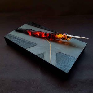 Può includere: Un modello di un aereo supersonico Concorde in fase di decollo, con una scia di fuoco e fumo dietro di sé. Il modello è su una base di legno che ricorda una pista di atterraggio.