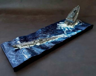 Diorama van een zinkend vrachtschip, U-boot VIIC. Schaal 1:350.