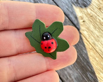 愛らしいヴィンテージスタイルの大きなてんとう虫のブローチ - Etsy 日本