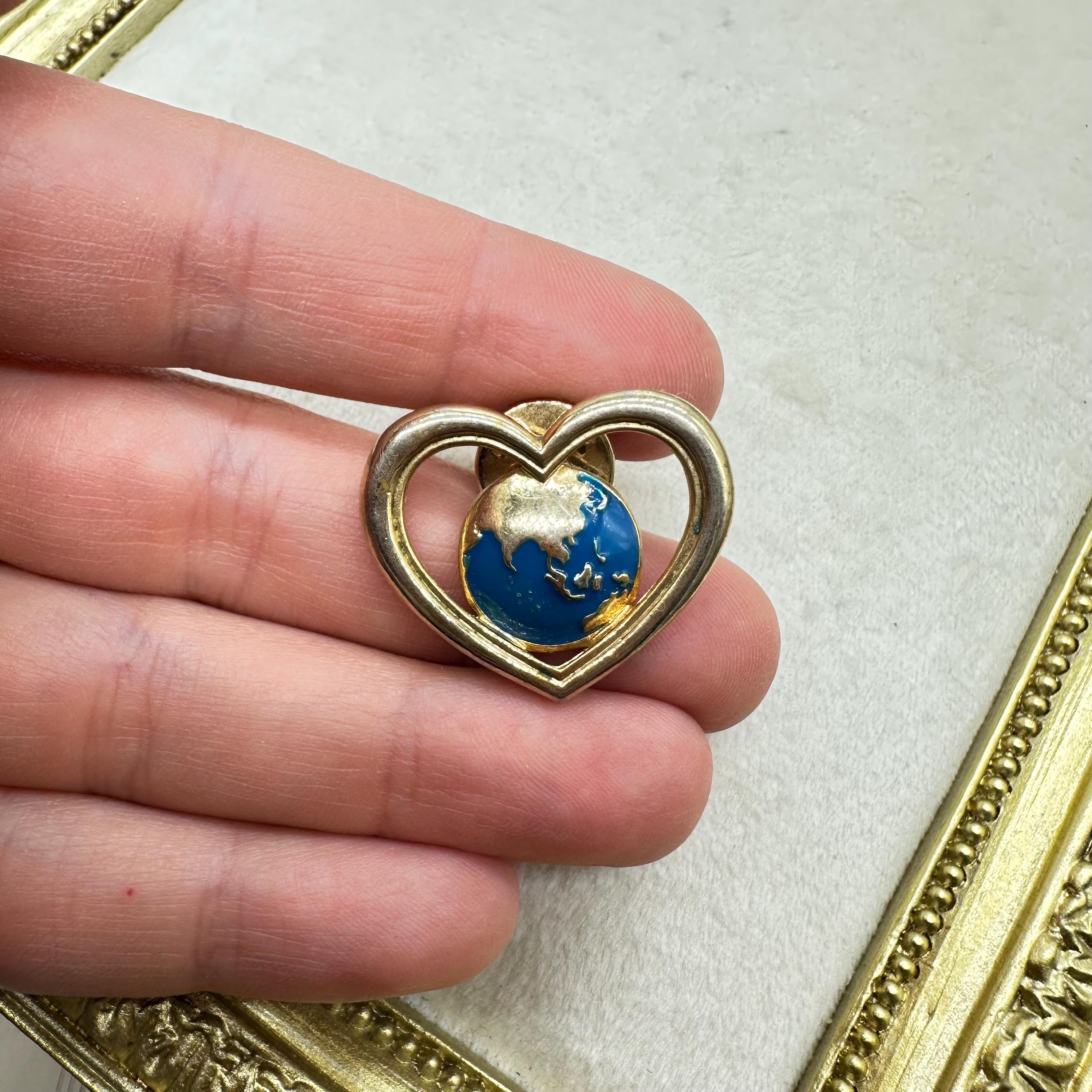 JOLIE BROCHE FORME Coeur- Signée RC - Bijoux de créateur - métal doré EUR 25,00 - FR