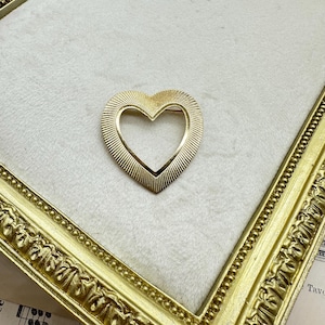 Vintage Jewelry Gold Tone heart brooch pin