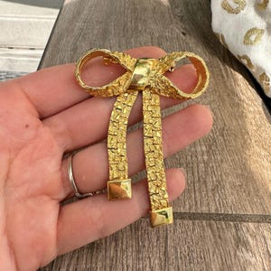 Vintage Schmuck 1980er Jahre Schleife Gold-Ton-Brosche mit baumeln Krawatten Gold Bogen Brosche