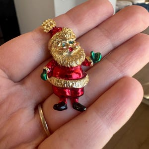 Vintage Enamel Santa Brooch: Festive Christmas Pin