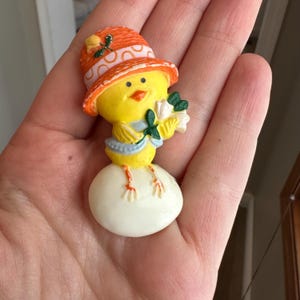 Vintage 1970s Easter Chick Brooch: Plastic Spring Jewelry