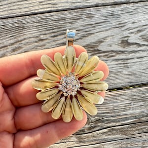 Vintage Jewelry Daisy Pendant