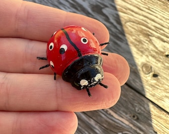 愛らしいヴィンテージスタイルの大きなてんとう虫のブローチ - Etsy 日本