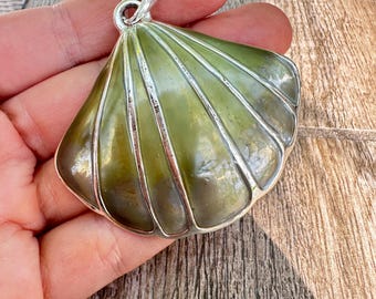 Vintage Seashell Brooch Pendant in Silver Tone and Enamel Shell Brooch