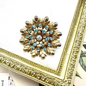 Vintage 50s 60s Gold Tone Flower Pin Brooch Blue Stones MOD