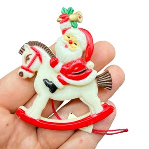 Broche navideño vintage de los años 70 con forma de caballito mecedor de Papá Noel.