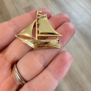 Vintage Jewerly Napier Signed Sailboat Boat Brooch Pin Gold Tone
