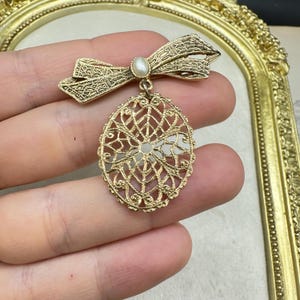 Broche vitoriano de filigrana dourada com pingente e pérola falsa