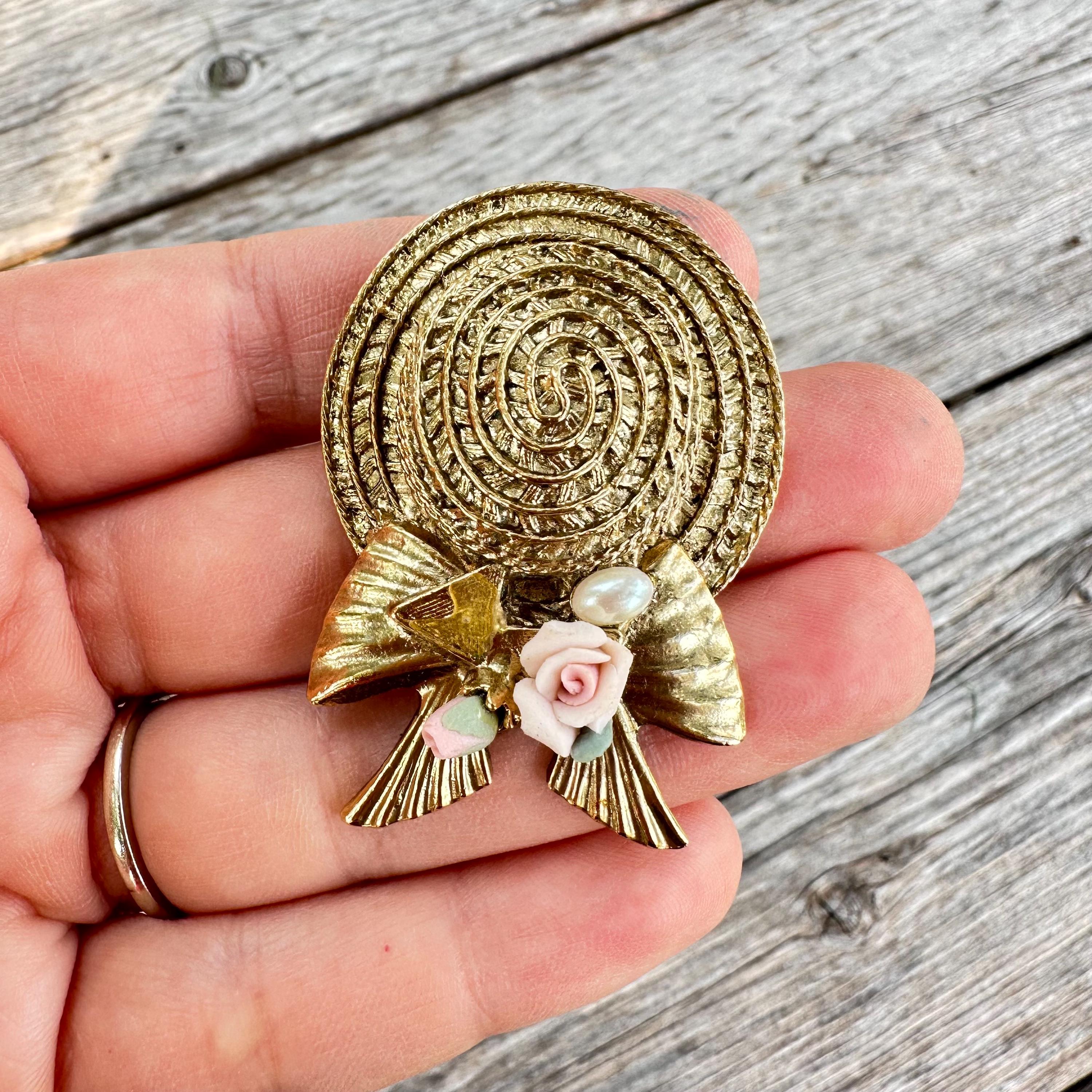 Broche Vintage - Chapeau De Paille Avec Plumes, Rubans Et Perles - Accessoire Ancien