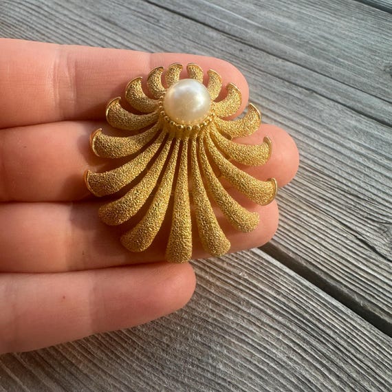 Vintage Jewelry Trifari Gold Tone Sun Burst Shell With Faux  display picture 1