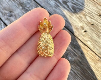 Spilla da giacca a forma di lepre color oro | Disponibile! | Trendhim
