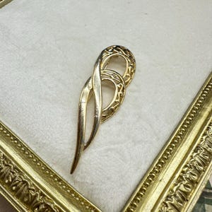 Vintage Gold Tone Filigree Swirl Brooch Pin