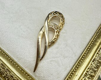 Broche Vintage Givenchy Filigrane Doré Avec Pierres Rouges Et Vertes - Occasion - Style #GT2# K2