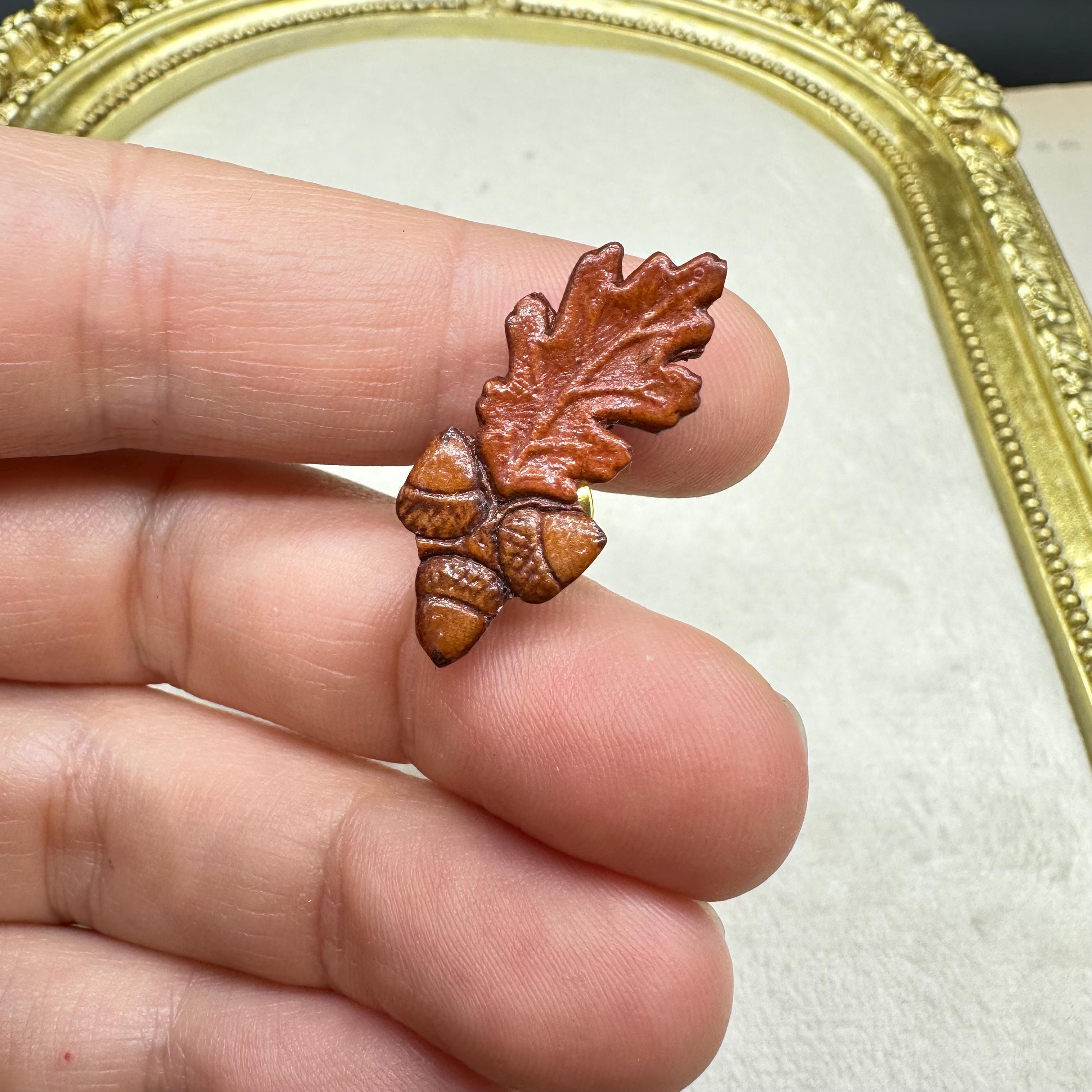 Pendentif Feuilles De Chêne Et Glands Inclusion Plexiglass - Style Vintage