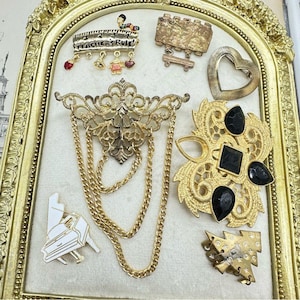 Vintage Broken Jewelry Lot Brooches For Repair Gold Tone Scrap