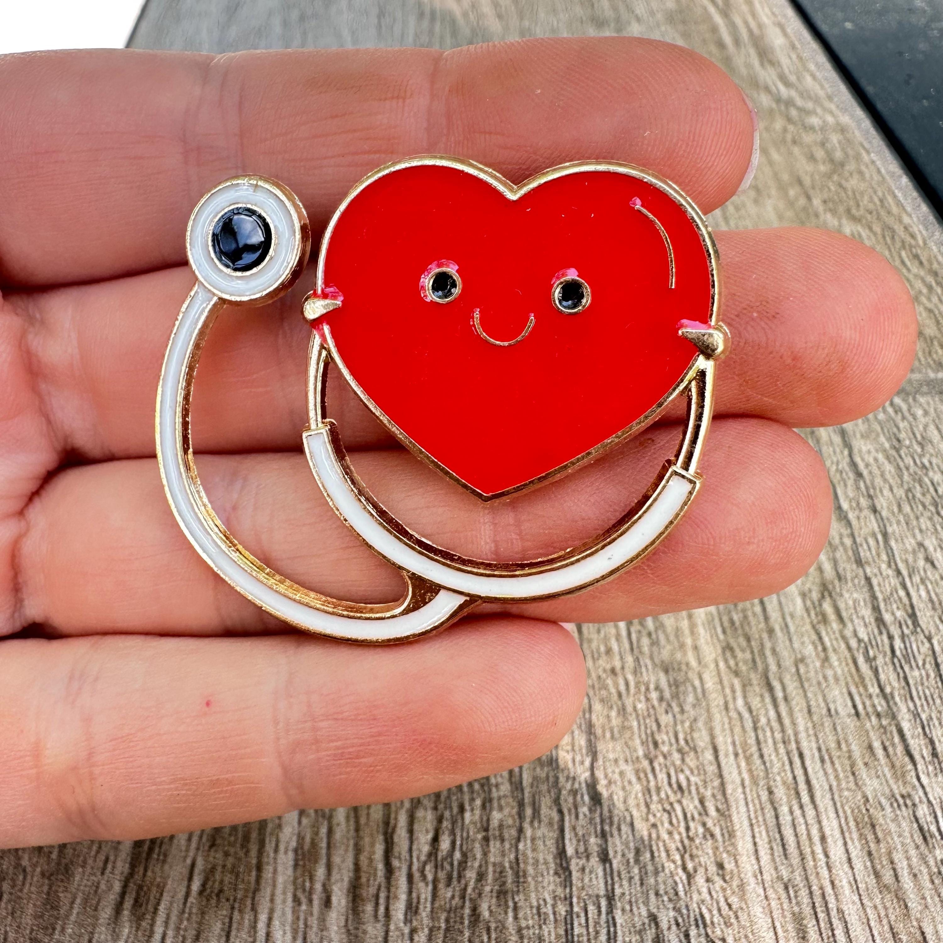 Broche Cœur Avec Stéthoscope - Alliage - Modèle Manquer/coeur - Neuf Avec étiquettes - Réf. 26ORHTURO9S963e7db31a69bd