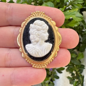 Vintage Jewelry Faux Cameo Brooch Pin with Gold Tone Frame Cameo